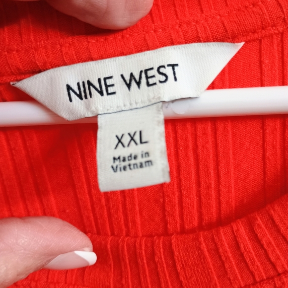 Elegant Red Sleeveless Dress - Picture 2 of 4